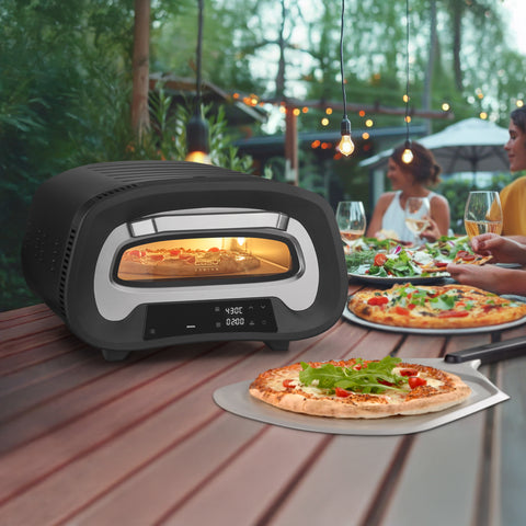 CASO PizzaChef 430° at an outdoor dinner